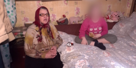 Își cară fiica bolnavă, de 18 ani, în spate 1km, pentru ca aceasta să primească îngrijiri medicale, iar casa riscă să se prăbușească